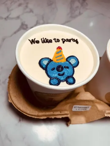 Cup cake with drawing by Avon Cake