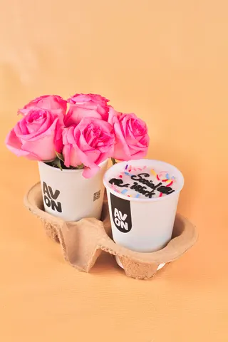 كوب مع ورد