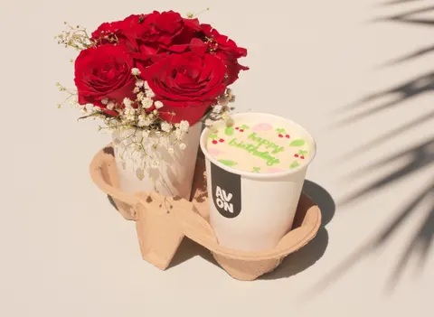 كوب مع ورد طبيعي