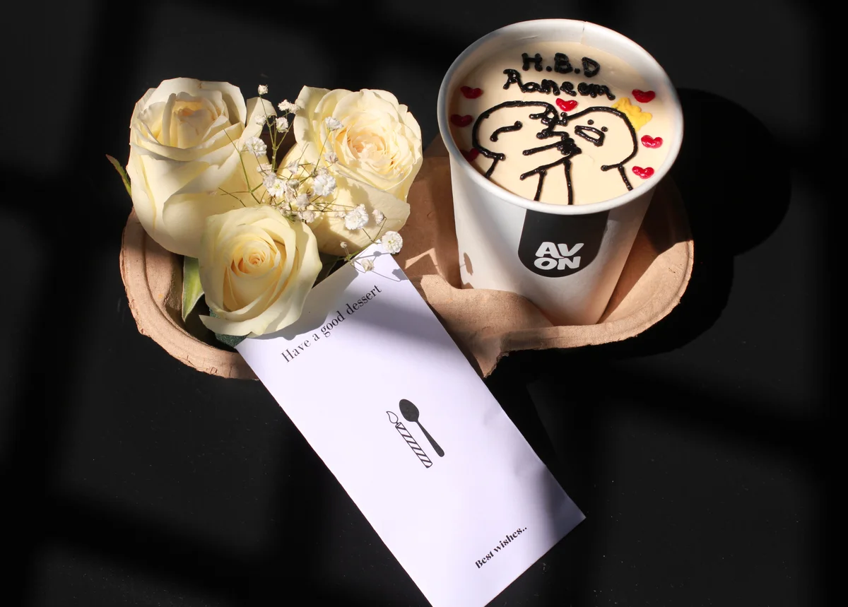 Cake Cup with white roses, a drawing and a message by Avon Cake