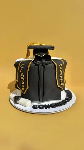 كيكة رداء التخرج الملكية 🎓